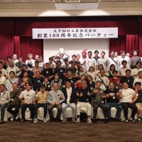 2026年3月20日～22日<br />
<br />
創業100周年記念旅行 　沖縄<br />
<br />
関係会社の皆さまにもご参加いただき、にぎやかな宴会となりました。<br />
<br />
宴会の余韻そのままに記念の一枚を撮影！